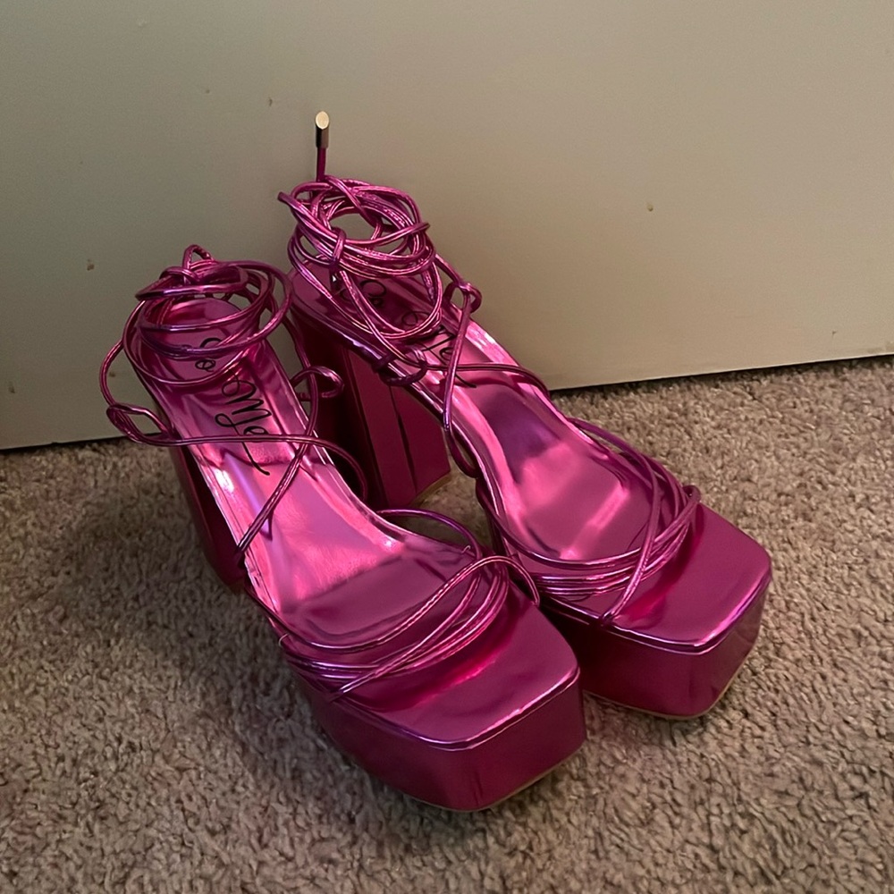 Women’s So Me Platform strappy Sandals metallic pink size 10